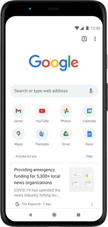 A képen lévő Pixel 4 XL telefon képernyőjén a google.com keresősávja, kedvenc alkalmazások és javasolt cikkek láthatók.