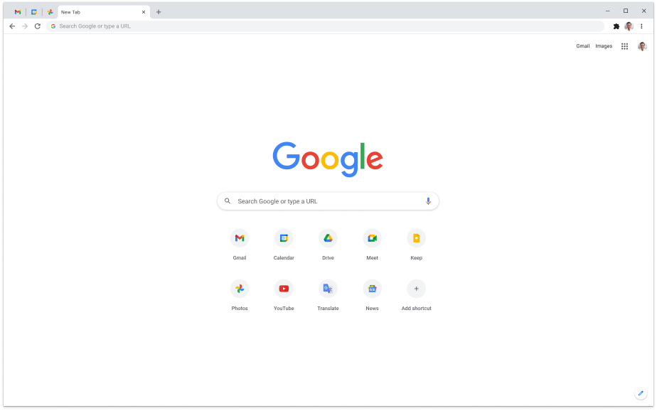 A képen lévő laptopon a google.com főoldala látható.