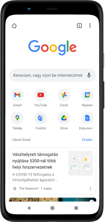 A képen lévő Pixel 4 XL telefon képernyőjén a google.com keresősávja, kedvenc alkalmazások és javasolt cikkek láthatók.